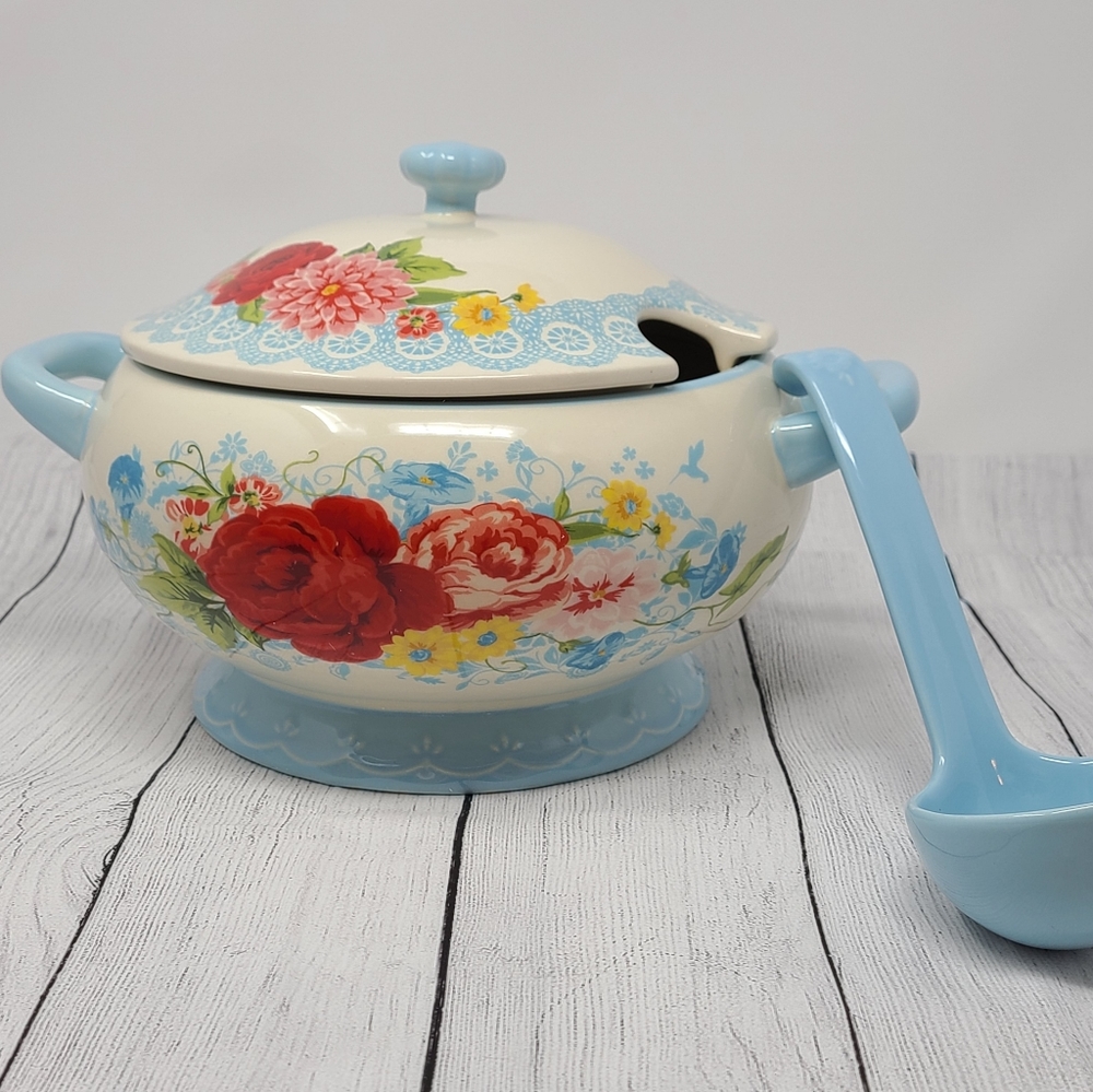Pioneer Woman Soup Tureen with ladle